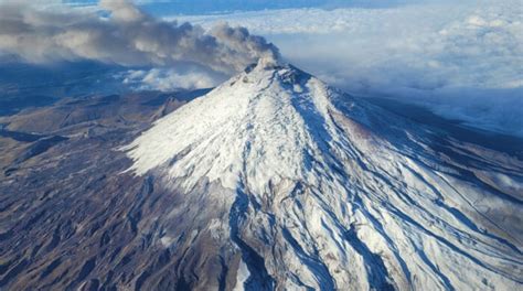 El glaciar del volcán Cotopaxi luce gris por la ceniza - El Comercio