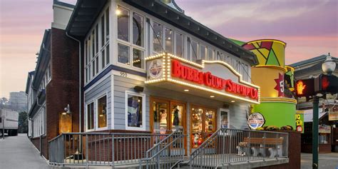 Gatlinburg, TN | Hours + Location | Bubba Gump Shrimp Co. | Seafood ...