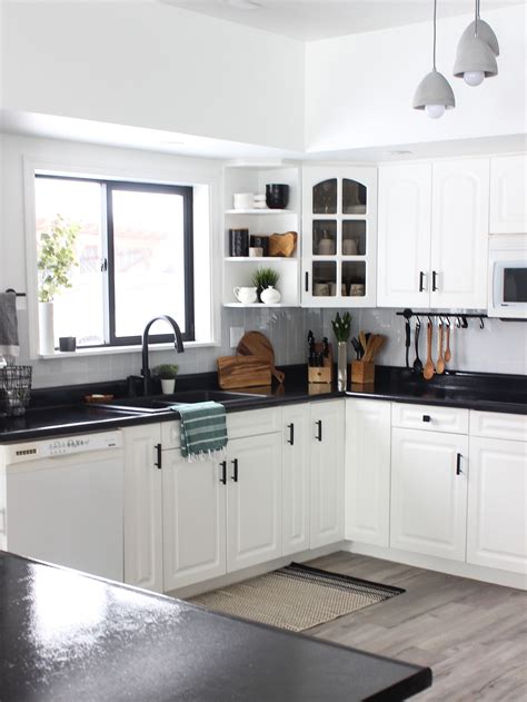 30+ White Cabinets Black Countertops – HomeDecorish