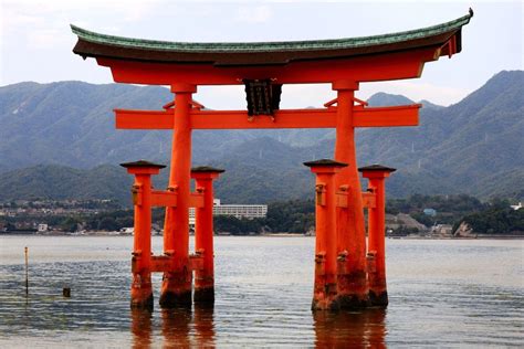 Itsukushima-Shinto-Shrine | Japanischer garten, Japan, Garten