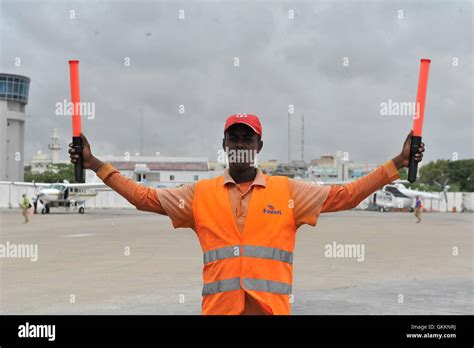 Airport ground crew signal hi-res stock photography and images - Alamy