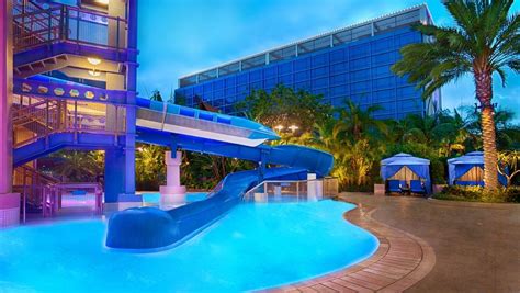 Disneyland Hotel Pool: Pictures & Reviews - Tripadvisor