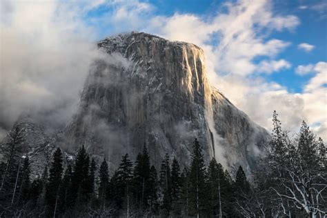 Large rock falls off Yosemite's El Capitan - Los Angeles Times