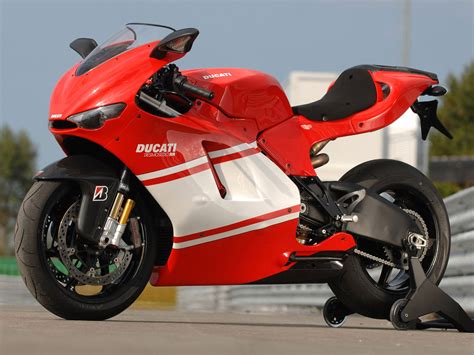 Motorcycle Review's: Beautifull 2008 Ducati Desmosedici RR