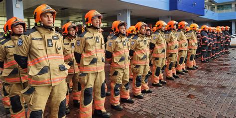 SCDF Firefighters Don New Suits With Improved Flame Protection ...