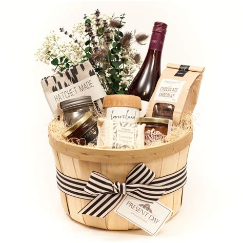 A TORONTO GIFT BASKET WITH A SELECTION OF LOCAL LUXURIES FOR THE HOME ...