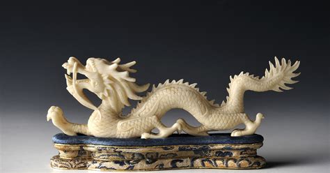 AN IVORY CARVING OF A DRAGON | Arcimboldo Auctions