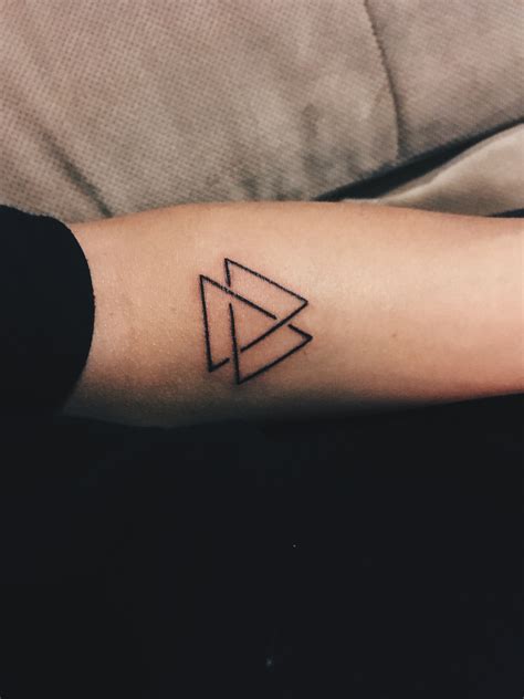 My first real triangle tattoo | Diseño de tatuaje de pluma, Tatuaje ...