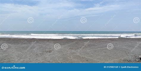 Pesisir Pantai Pinggir Laut Tenang Ombaknya Kecil Immagine Stock ...