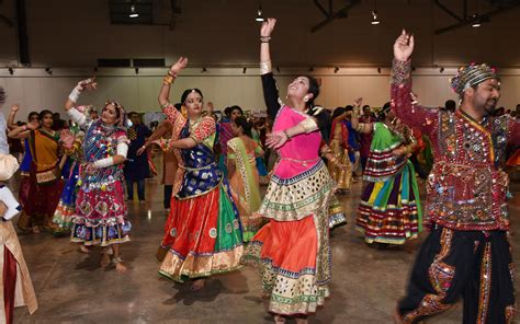 No Time To Practice Your Garba Moves? Learn Garba Fusion Last Minute At ...