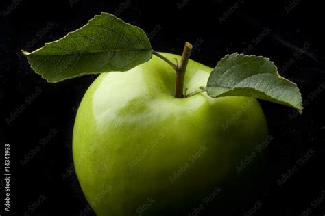 manzana verde Stock Photo | Adobe Stock