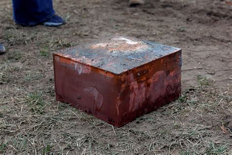 Experts Open Time Capsule Found at Gen. Lee Statue Site