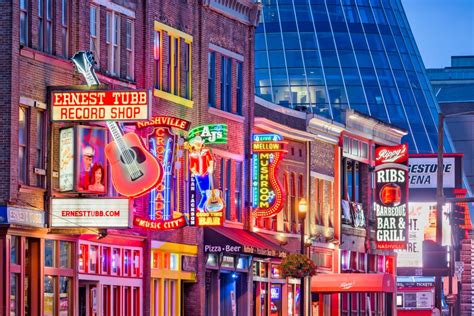 4 BEST Ways to Enjoy Broadway Street in Downtown Nashville