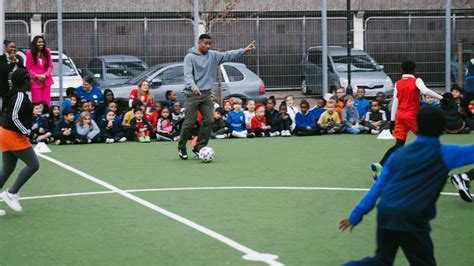 Nelson gives back to his old primary school | News | Arsenal.com