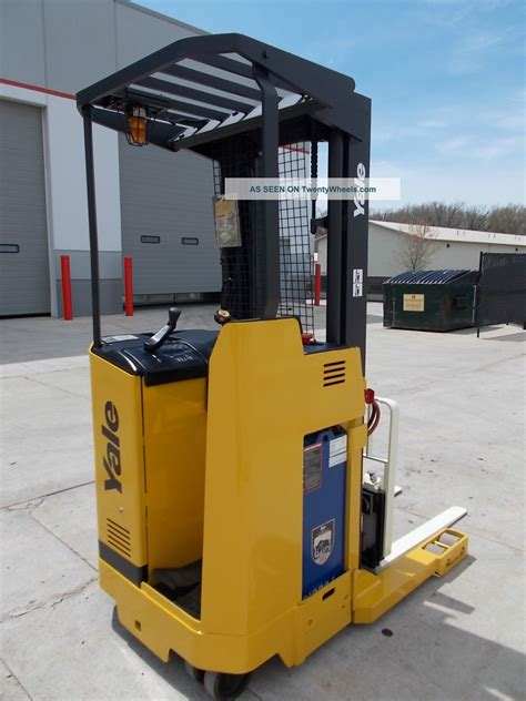 04 ' Yale Nr040ae Stand Up Reach Truck Narrow Aisle Forktruck Fork ...