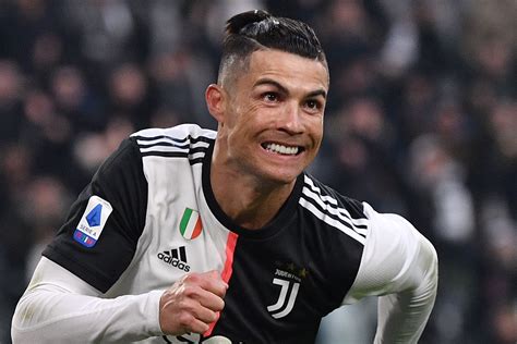 Com 3 gols de Cristiano Ronaldo, Juventus goleia e lidera; Ibra estreia ...