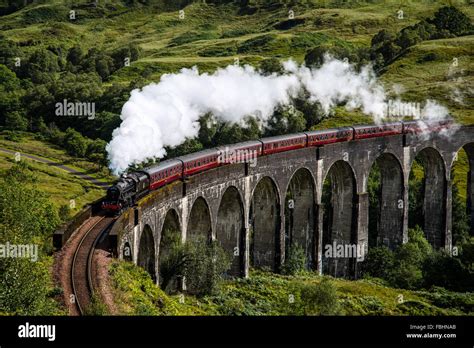 Train, 'Hogwarts Express' on the Glenfinnan viaduct Stock Photo ...