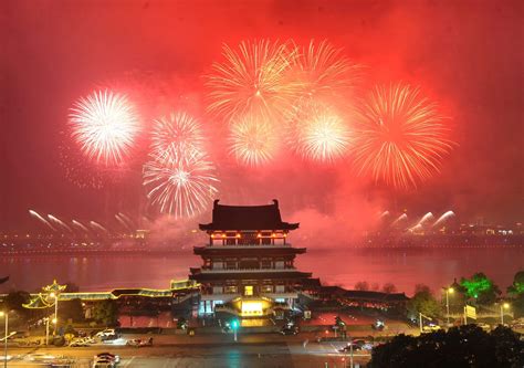 WHY THE CHINESE ARE CRAZY FOR FIREWORKS | Welum