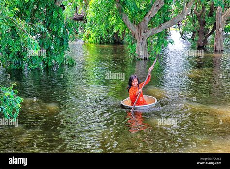 Tonle sap floating village Stock Photo - Alamy