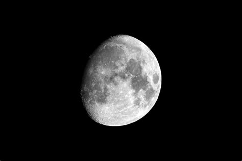 Full Moon in Black Background · Free Stock Photo