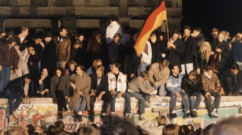 Fall of Berlin Wall: How 1989 reshaped the modern world - BBC News