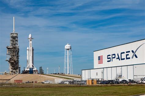 SpaceX Is On The Right Track To Becoming The 3rd Biggest Private Tech ...