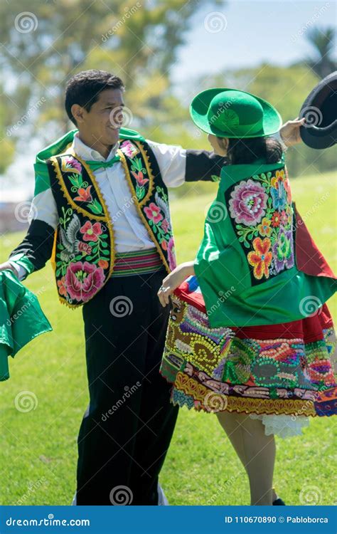 Pares Peruanos Que Bailan La Danza De Huayno Foto de archivo - Imagen ...