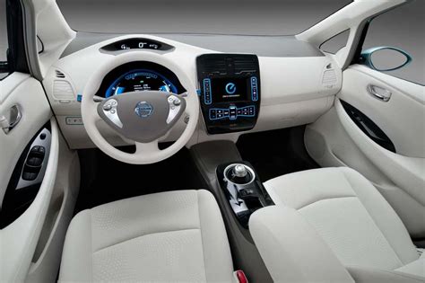 Nissan Leaf interior | TheDetroitBureau.com