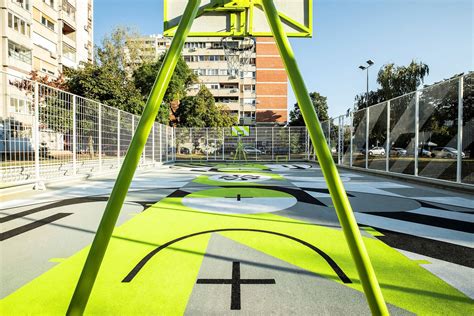 Nike diseña una cancha de basketball con zapatillas recicladas en ...