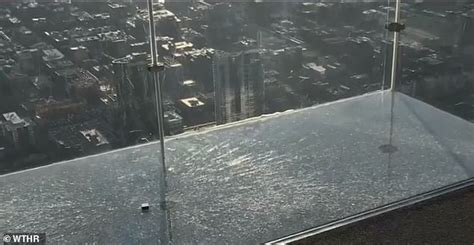 Glass Skydeck on 103rd floor of Chicago tower CRACKS under terrified ...