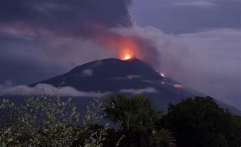 Gunung Berapi Meletus Di Indonesia, Memuntahkan Abu Dan Asap Setinggi 4 ...