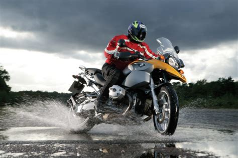 Top 7 Tips on How to Ride a Motorcycle in Rain - RyderPlanet