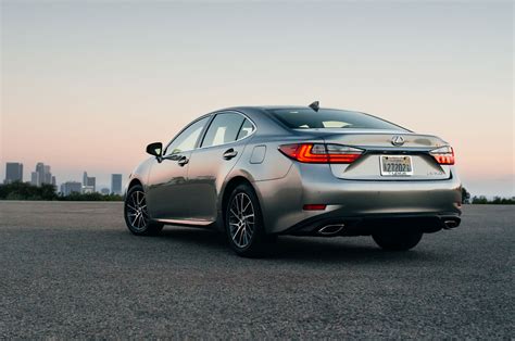 2016 Lexus ES 350, ES 300h Updated with New Look, Safety Features