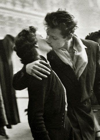 The Kiss' by Robert Doisneau Paris ~ 1950. | Robert doisneau, Vintage ...