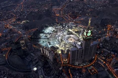 Eid al-Fitr: Stunning aerial images show Muslims praying in Mecca on ...