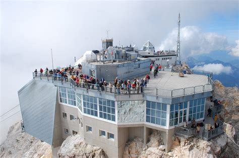 4 routes to the summit: At the foot of the Zugspitze – Which Holidays