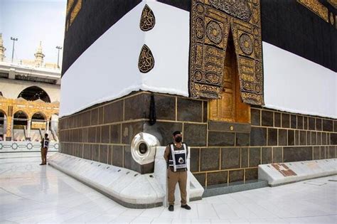 The Black Stone of the Kaaba.. Muslims focus their gaze on the Kaaba ...