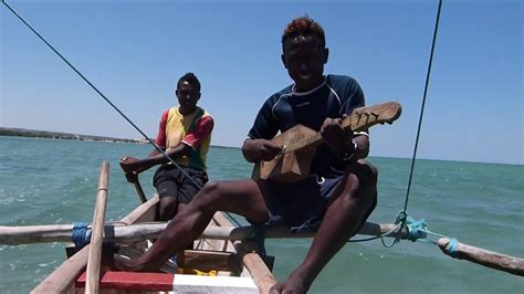 Pirogue Madagascar - YouTube