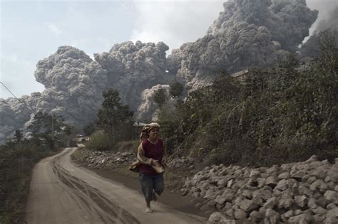 Indonesian Volcano Erupts, Killing 14 | TIME