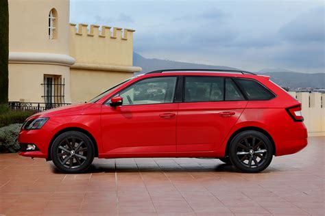 Skoda Fabia Estate Review (2021) | Parkers