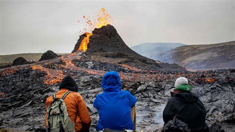 After rare Iceland volcano eruption, people rush to catch a glimpse ...