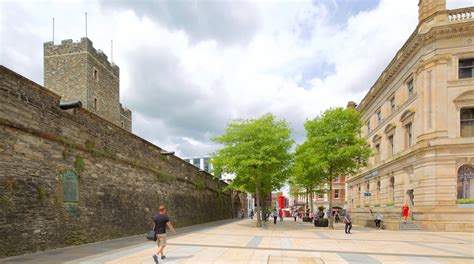 Derry City Walls in Londonderry | Expedia.co.uk