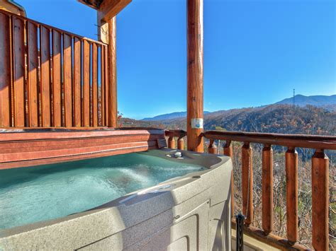 Bear's Eye View Cabin in Gatlinburg w/ 4 BR (Sleeps14)