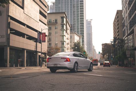 2019 Volvo S90 T8 plug-in hybrid beautifies electrification - CNET