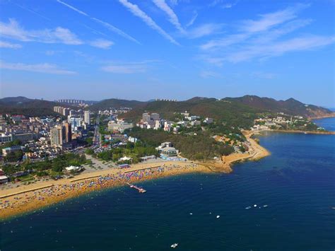 Tourists flock to Dalian beaches(1/5)