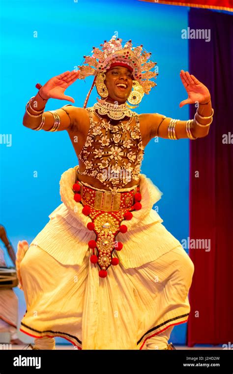 Sri Lankan traditional dance performance show Stock Photo - Alamy