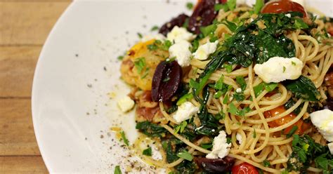 Whole-Wheat Spaghetti With Walnuts, Spinach, Tomato and Garlic Breadcrumbs