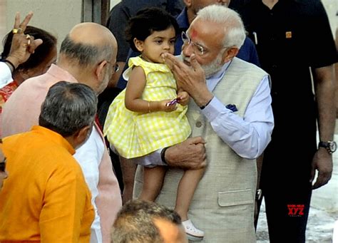 Ahmedabad: Narendra Modi hold granddaughter of BJP president Amit Shah ...