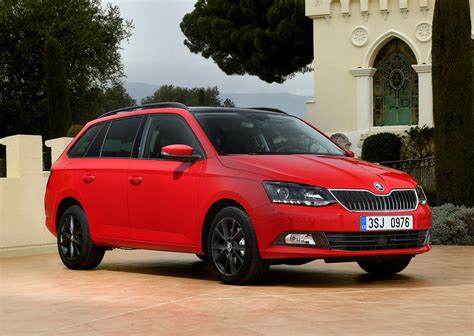 Skoda Fabia Estate Review (2021) | Parkers