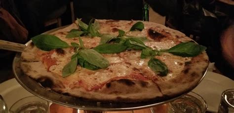 Pizza I ate at Lucali in Brooklyn : Pizza